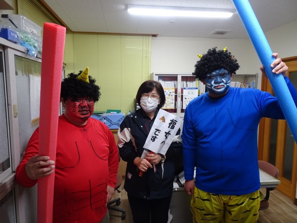 介護施設でのレクリエーション。職員と入居者が仮装して楽しむ様子。
